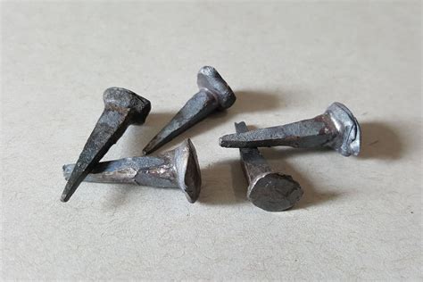 como se fabrica un clavo de metal|fabricar clavos cuadrados.